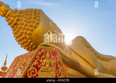 Liegender Buddha-Statue im Wat Pha, die Luang, Vientiane, Laos. Stockfoto