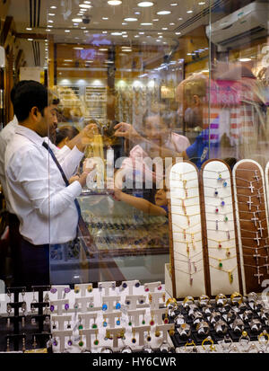 Vereinigte Arabische Emirate, DUBAI - ca. Januar 2017: Touristen shopping für Schmuck zu den berühmten Gold Souk in Dubai Stockfoto