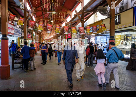 Vereinigte Arabische Emirate, DUBAI - ca. Januar 2017: Menschen zu Fuß und shopping für Schmuck zu den berühmten Gold Souk in Dubai Stockfoto