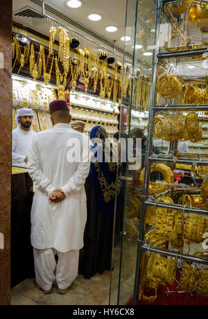 Vereinigte Arabische Emirate, DUBAI - ca. Januar 2017: Einheimische shopping für Schmuck zu den berühmten Gold Souk in Dubai Stockfoto