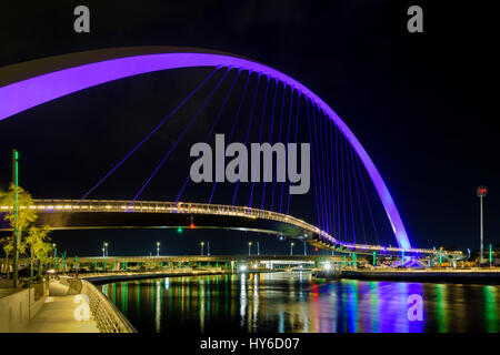 Vereinigte Arabische Emirate, DUBAI - ca. Januar 2017: Fußgängerbrücke über den Dubai-Wasser-Kanal in der Nacht mit Blick auf Downtown Dubai und das Burj Khali Stockfoto