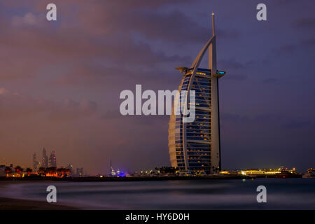 Vereinigte Arabische Emirate, DUBAI - ca. Januar 2017: Burj Al Arab in der Morgendämmerung, die nur 7-Sterne-Hotel in der Welt. Stockfoto