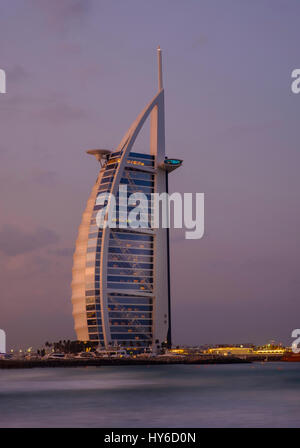 Vereinigte Arabische Emirate, DUBAI - ca. Januar 2017: Burj Al Arab in der Morgendämmerung, die nur 7-Sterne-Hotel in der Welt. Stockfoto