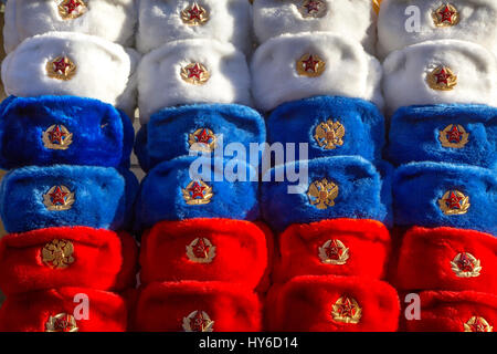 Viele militärische Hüte gefärbt in russische Trikolore mit Emblem der sowjetischen und russischen Armee am Moskauer Straße Stockfoto