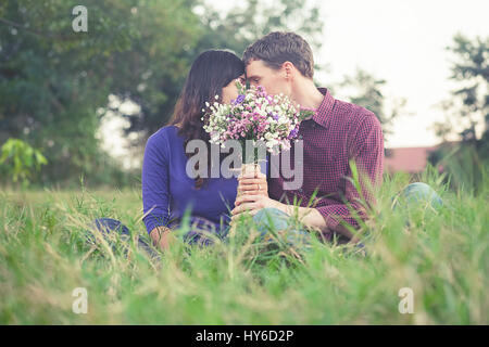 Flitterwochen in Lagunen mit Blumenstrauß zu genießen. Hipster-paar in Liebe umarmt. Valentines Day. Stockfoto