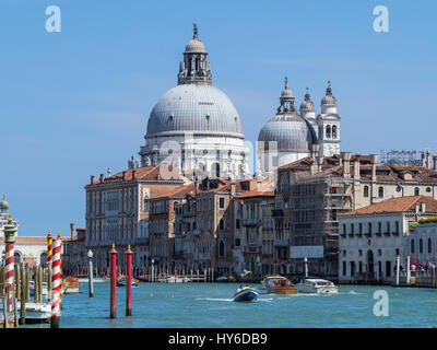 Basilica di Santa Maria della Salute aus dem Canal Grande mit Booten und blauer Himmel, Venedig, Italien Stockfoto