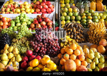 Obstmarkt in Lima.  Verlockende Früchte aller Sorten und Farben auf dem Display an der #1 Markt in Lima, Peru. Stockfoto