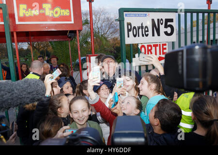 Jean-Luc Reichmann und Kinder besuchen am Eröffnungsabend der 2017 Thron Fair zugunsten der Vereinigung Petits Princes Stockfoto