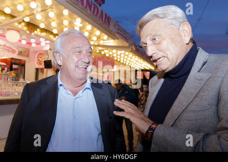 Marcel Campion und Alain Madelin teilnehmen am Eröffnungsabend der 2017 Thron Fair zugunsten der Vereinigung Petits Princes, Paris, Frankreich. Stockfoto