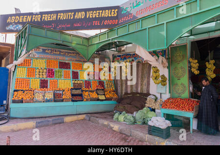 Ein Verkäufer und das Gemüse stehen, Marsa Alam, Oberägypten Stockfoto