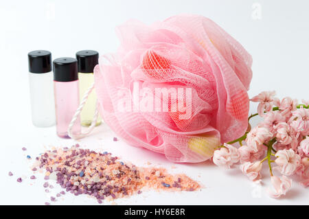 Bad Schwamm und Salz mit rosa Blüten und ätherischen Ölen Stockfoto