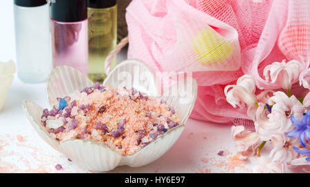 Badesalz mit rosa Schwamm und ätherischen Ölen Stockfoto