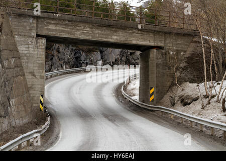 Auto Straße unter einer Eisenbahnbrücke Stockfoto