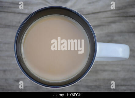 Eine frische Tasse dunkel gerösteter Kaffee trinkfertig - mit Milch und Sahne Stockfoto