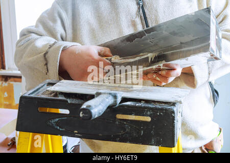 Werkzeuge für das Verputzen von Wänden Hintergrund. Satz von sortierten Putz Kelle Werkzeuge und Spatel. Satz von sortierten Putz Kelle tools Stockfoto