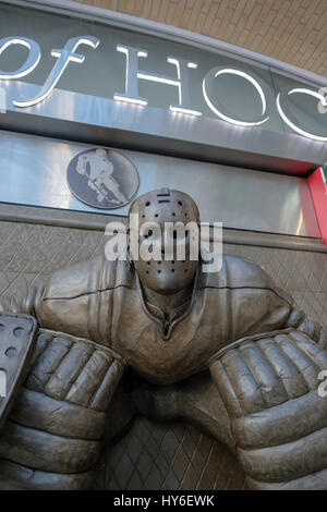 Spirit of Hockey Storefront, Brookfield Place, Allen Lambert Galleria, Artwork von Ken Danby, bei the Crease, Hockey Goalie, Toronto, Ontario, Kanada. Stockfoto