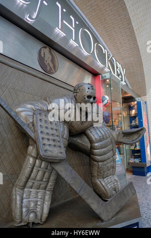 Spirit of Hockey Storefront, Brookfield Place, Allen Lambert Galleria, Artwork von Ken Danby, bei the Crease, Hockey Goalie, Toronto, Ontario, Kanada. Stockfoto