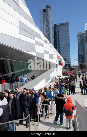 Touristen, Besucher, Ticket Line in Ripley's Aquarium von Kanada, während März Bruch, Toronto, Ontario, Kanada. Stockfoto