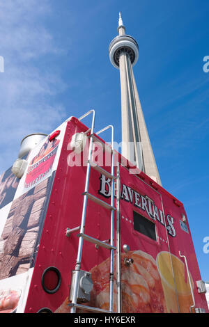 CN Tower blickt gegen den Himmel mit einem BeaverTails frittierten Teigwagen, Street Food und zwei kanadischen Ikonen im CN Tower Toronto, Ontario, Kanada. Stockfoto