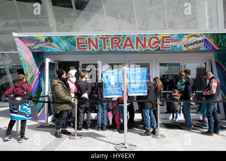 Ripley's Aquarium of Canada Eingang, Touristen, Besucher, Ticketlinie steht vor der Tür, Innenstadt von Toronto, Ontario, Kanada. Stockfoto