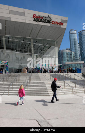 Ripley's Aquarium von Kanada Eingang, Vorderansicht, Touristen, Besucher, Ticket Line außerhalb Stading, Toronto, Ontario, Kanada. Stockfoto