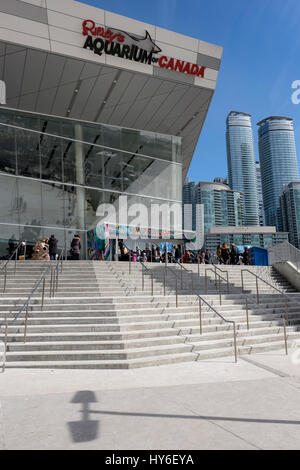 Ripley's Aquarium von Kanada Eingang, Vorderansicht, Touristen, Besucher, Ticket Line außerhalb Stading, Toronto, Ontario, Kanada. Stockfoto