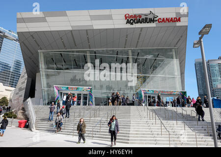 Ripley's Aquarium von Kanada Eingang, Vorderansicht, Touristen, Besucher, Ticket Line außerhalb Stading, Toronto, Ontario, Kanada. Stockfoto