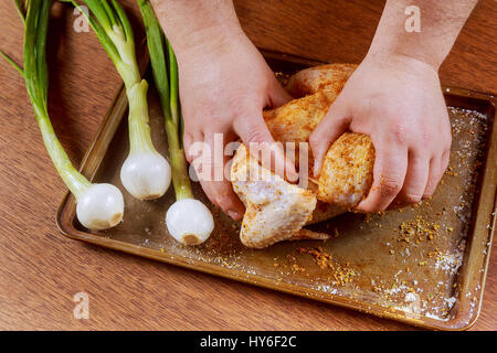 Koch marinierten rohem Hühnerfleisch in Schale Roh mariniertes ganzes Huhn kochen Stockfoto