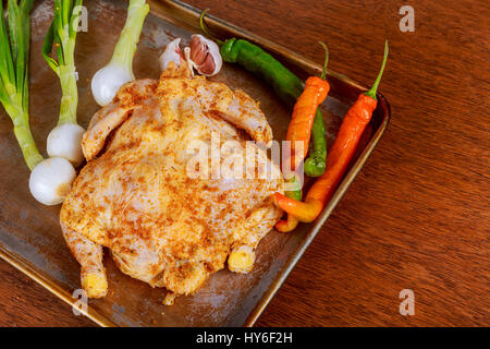 Ein mariniertes Huhn in einem slow Cooker kochen. Mariniertes ganzes Huhn Stockfoto