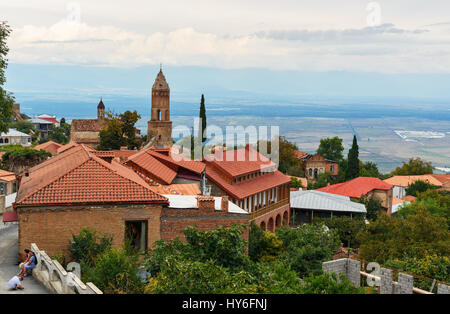 Signagi, Georgia - geschickt 16, 2016: Blick auf Straße und Alasani Tal in Sighnaghi Stadt in der Region Kachetien. Es ist Stadt der Liebe in Georgien, mit vielen coup Stockfoto