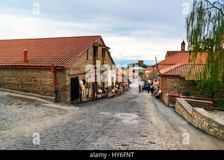 Signagi, Georgia - geschickt 16, 2016: Blick auf Straße in Signagi oder Sighnaghi Stadt in der Region Kachetien. Es ist die Stadt der Liebe in Georgien, mit viele Paare visi Stockfoto