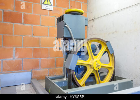 Eisen-Kabel auf einem Rad von einem Motor des Aufzugs Stockfoto