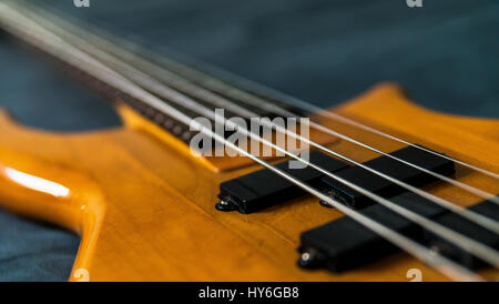 5String Bass-Gitarre - High Res Bild Stockfoto