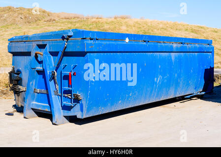 Blauen Behälter mit geschlossenen hydraulischen Deckel. Stockfoto