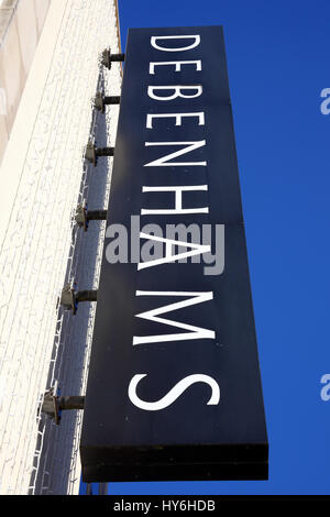 Carmarthen, Wales, UK, 22. Oktober 2016: Debenhams Logo Werbeschild außerhalb eines seiner Kaufhäuser in der Innenstadt Stockfoto