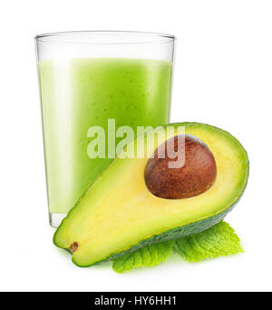 Isolierte Gemüse Smoothie. Glas für Avocado trinken und die Hälfte der Frucht isoliert auf weißem Hintergrund mit Beschneidungspfad Stockfoto