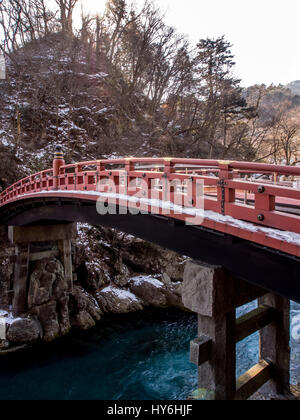 Schnee auf der Heilige Shinkyo-Brücke eine rot lackierte Spanne, die anmutig über den Fluss Daiya Bögen. Nikko, Tochigi, Japan. Winter. Stockfoto