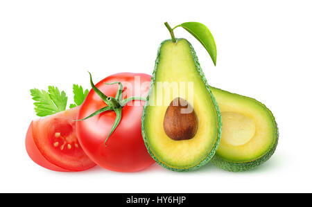 Isolierte Gemüse. Frische Avocado Frucht geschnitten in die Hälfte und Tomaten isoliert auf weißem Hintergrund mit Beschneidungspfad Stockfoto