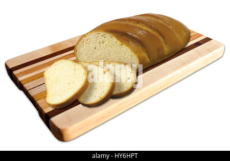 Frisch goldbraun knusprig gebackenes Brot in Scheiben geschnitten auf einem Brot Board, isoliert auf einem weißen Hintergrund. Stockfoto