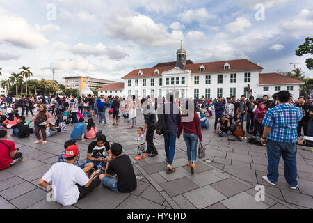 JAKARTA, Indonesien - 5. Februar 2017: Eine große Schar von Menschen vor Ort verbringen ihren Sonntagnachmittag rund um den Fatahillah Platz in Jakarta kolonialen Altstadt Stockfoto