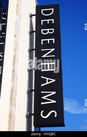 Carmarthen, Wales, UK, 22. Oktober 2016: Debenhams Logo Werbeschild außerhalb eines seiner Kaufhäuser in der Innenstadt Stockfoto