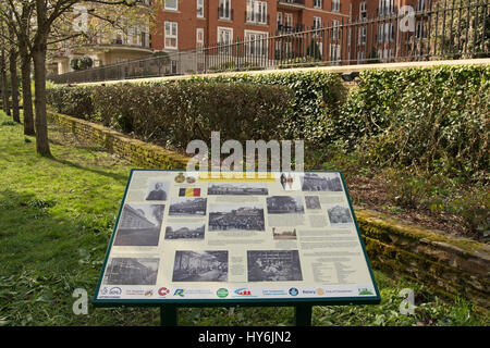 Informationstafel, die Aufnahme der Siedlung des ersten Weltkrieges belgische Flüchtlinge in East Twickenham, Südwesten von London, england Stockfoto