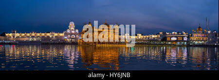 Den goldenen Tempel in Amritsar, Punjab, Indien, das heiligste Symbol und Anbetung Ort der Sikh-Religion. Beleuchtet in der Nacht auf See reflektiert. Stockfoto