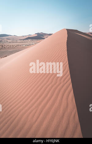 Die landschaftlich Sossusvlei und Deadvlei, umgeben von majestätischen Dünen. Namib-Naukluft-Nationalpark, wichtigsten Besucherattraktion und Reiseziel in Stockfoto