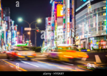 Tokio - 31. Dezember 2016: Ein Taxi im Ginza-Viertel 31. Dezember 2016 in Tokio, Japan. Ginza erstreckt sich 2,4 km und zählt zu den weltweit bekanntesten s Stockfoto