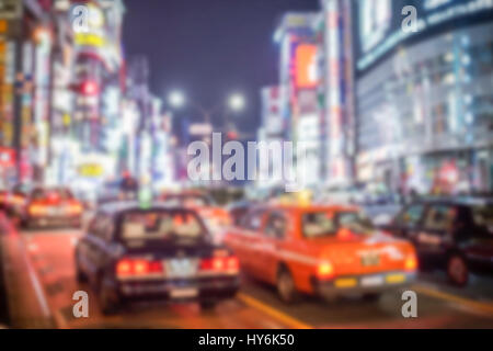 Tokio - 31. Dezember 2016: Ein Taxi im Ginza-Viertel 31. Dezember 2016 in Tokio, Japan. Ginza erstreckt sich 2,4 km und zählt zu den weltweit bekanntesten s Stockfoto