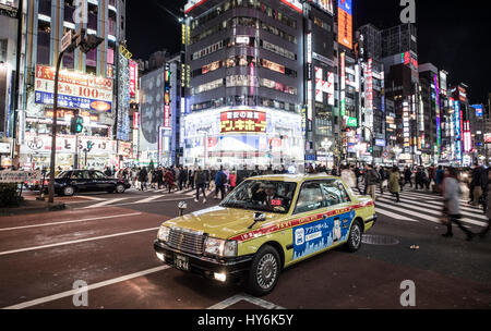 Tokio - 31. Dezember 2016: Ein Taxi am Shinjuku Bezirk 31. Dezember 2016 in Tokio, Japan. Shinjuku erstreckt sich 2,4 km und zählt zu den weltweit besten k Stockfoto