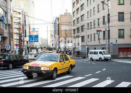 Tokio - 31. Dezember 2016: Ein Taxi im Ginza-Viertel 31. Dezember 2016 in Tokio, Japan. Ginza erstreckt sich 2,4 km und zählt zu den weltweit bekanntesten s Stockfoto