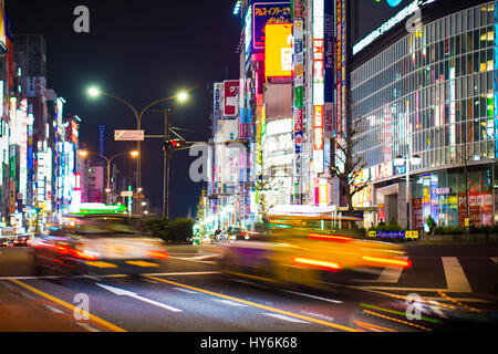 Tokio - 31. Dezember 2016: Ein Taxi im Ginza-Viertel 31. Dezember 2016 in Tokio, Japan. Ginza erstreckt sich 2,4 km und zählt zu den weltweit bekanntesten s Stockfoto