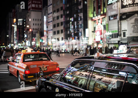 Tokio - 31. Dezember 2016: Ein Taxi im Ginza-Viertel 31. Dezember 2016 in Tokio, Japan. Ginza erstreckt sich 2,4 km und zählt zu den weltweit bekanntesten s Stockfoto